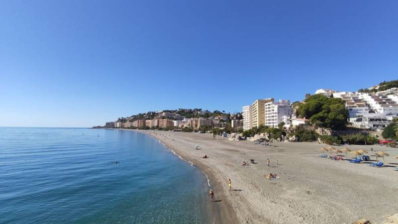 Woman found dead on Playa de Velilla beach in Granada