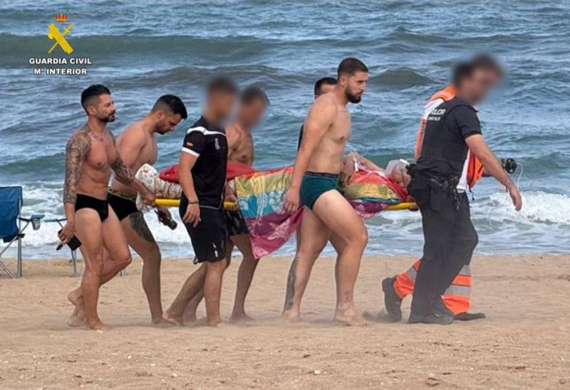Guardia Civil rescues unconscious swimmer off La Mata beach, Torrevieja